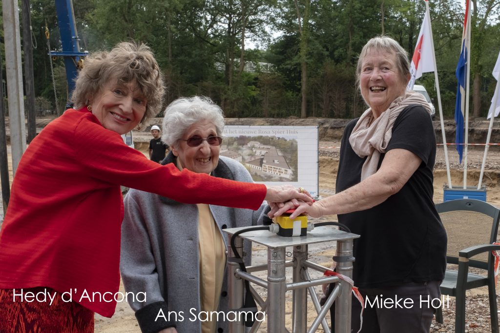 Hedy d’Ancona, Ans Samama en Mieke Holt slaan eerste paal Rosa Spier Huis