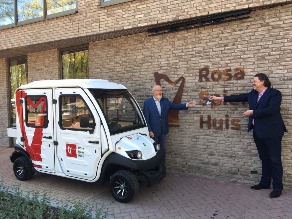 Stichting Vrienden van het Rosa Spier Huis schenkt pendelkar